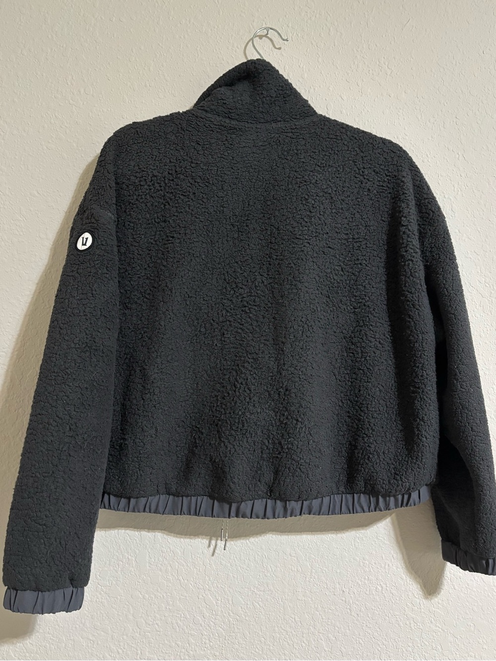 Vuori Women’s Cozy Sherpa Jacket in Graphite - Picture 9 of 9